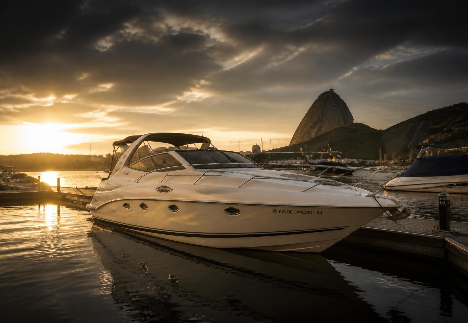 Lancha branca atracada em marina brasileira ao pôr do sol
